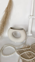 Laden Sie das Bild in den Galerie-Viewer, Ceramic Vase
